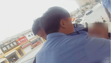八個(gè)月嬰兒高溫被困車內(nèi)一小時(shí)，灌云民警化險(xiǎn)為夷