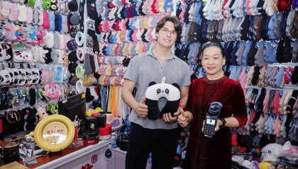 “五一”假期外國人掃貨“買買買”熱 入境游客消費大漲丨封面有數(shù)