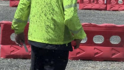 交警身上叮滿蚊子，拍攝者：我們車窗都不敢搖下來，他們真的很不容易