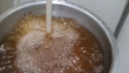 江門多片區(qū)自來水呈黃色，居民稱“炒菜省了醬油”，水務(wù)部門回應(yīng)