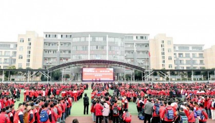 “網(wǎng)紅教授”鄭強(qiáng)重回貴州，“鄭強(qiáng)獎(jiǎng)助學(xué)-獎(jiǎng)教基金”已獲捐贈(zèng)416萬(wàn)余元