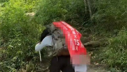 湖南一男子背40公斤蜜雪冰城上武功山售賣，當(dāng)事人：背了四十杯左右，每杯15元
