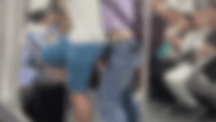 上海一男孩和媽媽坐地鐵情緒激動，用力踹門高喊開門：不就幾千萬嗎