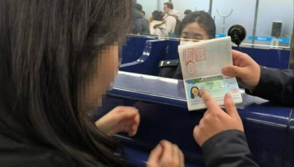 別因“顏值”誤大事！用貼紙遮擋護照照片，或被拒絕入境