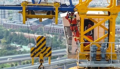 40℃高溫！合肥一塔吊操作員因身體不適被困 消防百米高空救援