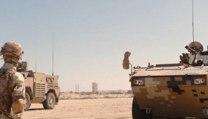 我軍重裝備首次現(xiàn)身沙特！08步戰(zhàn)搭配20式槍族，驚艷亮相中沙聯(lián)演