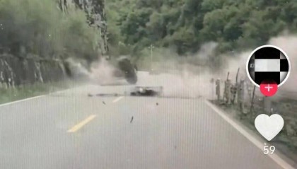 汶川發(fā)生山體滑坡巨石滾落，越野車與死神相隔2秒擦肩而過
