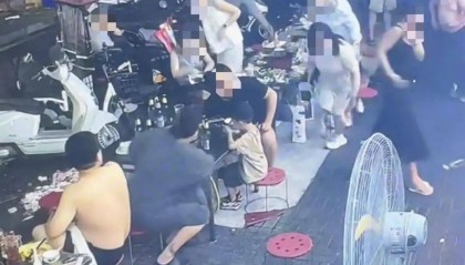 多人燒烤店外用餐遭樓上住戶(hù)潑灑不明液體，警方介入