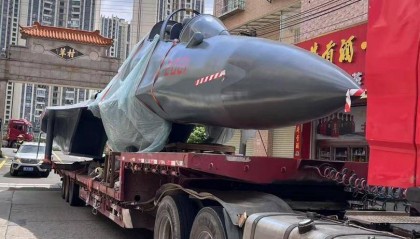 貨車?yán)鴳?zhàn)斗機(jī)進(jìn)村？順德北滘：殲-16模型機(jī)，國(guó)防教育用