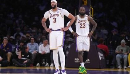 意有所指？詹姆斯?jié)饷忌缃幻襟w曬相同雞湯文案