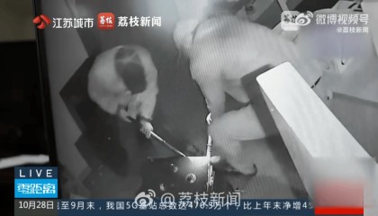 兩男子從保險柜內(nèi)盜走64萬元，因留下幾滴汗被警方識破身份，獲刑超10年