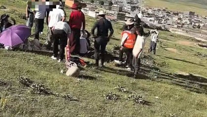 游客車鑰匙被土撥鼠“叼走”，川西當(dāng)?shù)厝送诙磶兔φ一?></div>
        			<p class=