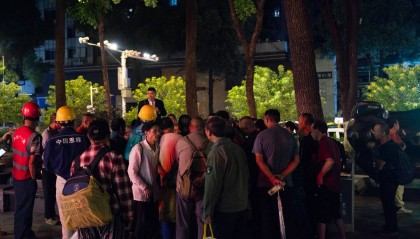 他們擠在8元一晚的旅店 幾百人搶一個活