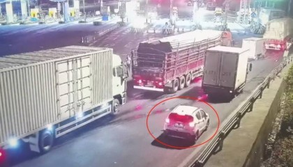 12歲男孩凌晨偷開父母車上高速，因車技太差被發(fā)現(xiàn)了……