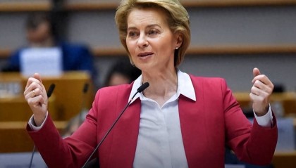 中方甩出反制重拳，不準銀行與中企交易，歐盟“鐵娘子”馮德萊恩步入困境！