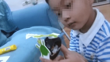 臥室門打不開，爸爸接了通電話，撬門后發(fā)現(xiàn)4歲半兒子從22樓墜落，蜷縮在一樓綠化帶……