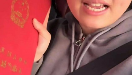 曾被全網(wǎng)心疼的“21歲送外賣單親媽媽”買房：終于有家了