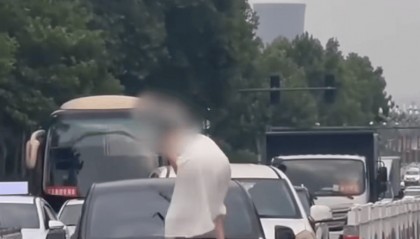 河南一女子路上持械打砸多輛車，最新回應(yīng)：已被警方控制