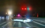 陜西西安20歲男子開(kāi)無(wú)牌車(chē)在十字路口瘋漂移闖紅燈？警方：行拘10日，扣6分并罰款