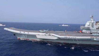 央視曝光：外艦使小計(jì)謀，插隊(duì)混入山東艦編隊(duì)，055果斷出擊