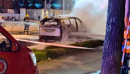 上海一理想MEGA行駛時起火燒成空架，理想回應(yīng)：車內(nèi)人員全部安全離車，會配合調(diào)查