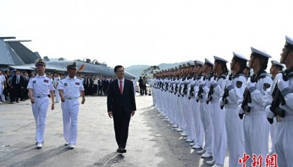 李家超出席中國人民解放軍海軍山東艦航母甲板招待會