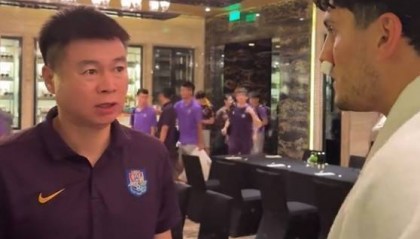 于根偉看望薩爾瓦多：你下場(chǎng)后大家都說這場(chǎng)球?yàn)榱四阋惨聪聛?></div>
        			<p class=