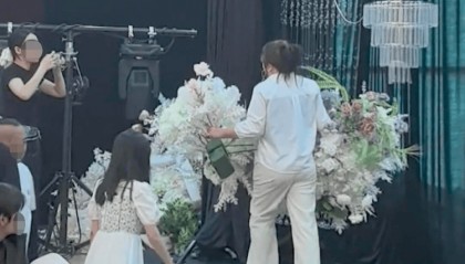 婚禮儀式前婚慶公司撤場(chǎng)？新郎稱對(duì)方未履行合同，公司稱被要求離場(chǎng)后仍給予配合 律師分析