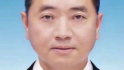 作為“一把手”，他經(jīng)常在上班時間外出打牌