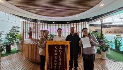 事發(fā)大連，一對(duì)夫妻開車時(shí)看到一位老人躺在地上……越想越不對(duì)勁