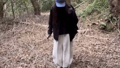 江西一女子徒步時(shí)誤將一處區(qū)域當(dāng)作“野生蹦床”蹦跳，“回來后才發(fā)現(xiàn)是蛇窩、很后怕”