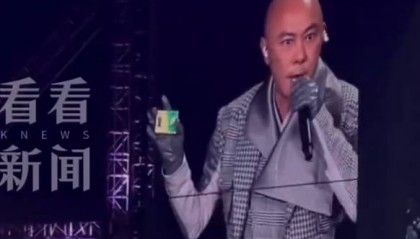 60歲張衛(wèi)健演唱會(huì)上掏出老年公交卡！自嘲已步入長者行列