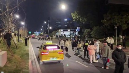 南京地鐵突發(fā)故障致大量乘客滯留，官方：正搶修，已安排接駁車
