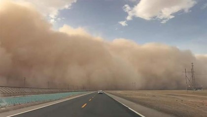 沙塵暴突襲甘肅敦煌，游客：百米高沙墻撲向公路，像是走進(jìn)了末日小說(shuō)