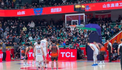 啃下硬骨頭，崩了后槽牙！山東81：78勝浙江，克里斯再吃技犯