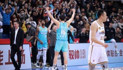 熱血沸騰！青島男籃最后三分鐘14-0絕地翻盤(pán)，隊(duì)史首次單賽季雙殺遼寧