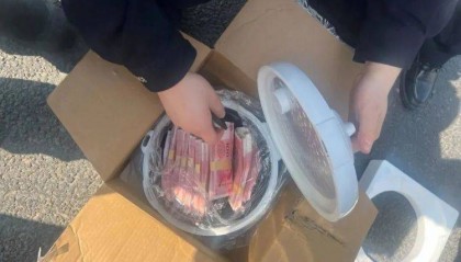打開電飯煲一看：8萬元現(xiàn)金！女子被當街攔下