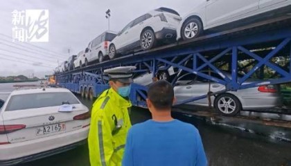 上海高速驚現(xiàn)52米“貪吃車”！民警驚了：你這不是火車啊！