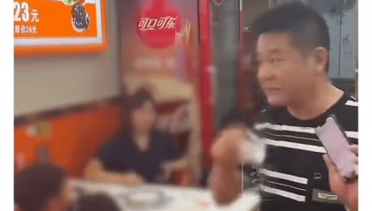 3女子帶4個(gè)孩子點(diǎn)一碗面多次續(xù)面被拒，差評(píng)報(bào)警后老板拒和解