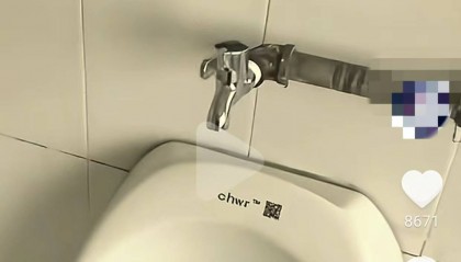 山東一高校小便池上方現(xiàn)水龍頭 ，網(wǎng)友調(diào)侃“完美解決了世紀(jì)難題”，學(xué)校：方便打掃