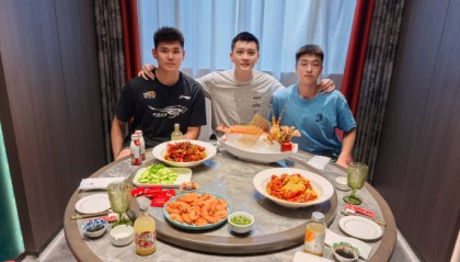 楊鳴請(qǐng)遼籃禁賽隊(duì)員吃飯：犯錯(cuò)就要承擔(dān)后果并積極面對(duì)