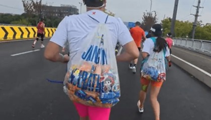 蘇州馬拉松遭參賽者“薅羊毛”？一對(duì)男女選手拿走大量能量膠，有網(wǎng)友稱“明年還來進(jìn)貨”