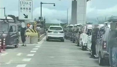 收費(fèi)站口幾十輛老頭樂排隊(duì)上高速，官方：法規(guī)明確禁止，已全部勸返