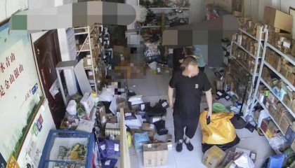 河南南陽一男子給祭祀用品店老板快遞冥品 因?qū)め呑淌卤痪辛?日