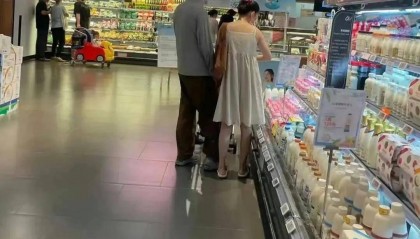 離婚三年又被拍到親密逛超市，他倆這是純帶娃還是真復(fù)合了？