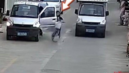 男孩騎單車遭遇“開門殺”，摔倒后又被小貨車碾壓 廣東汕頭有關(guān)部門：及時送醫(yī)，無生命危險
