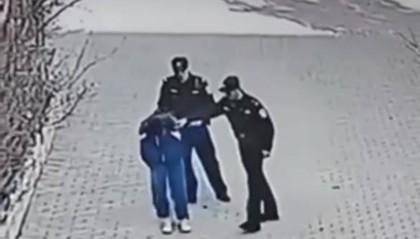 派出所副所長(zhǎng)踢打?qū)W生牽出案中案！教育部門(mén)回應(yīng)校園霸凌傳聞
