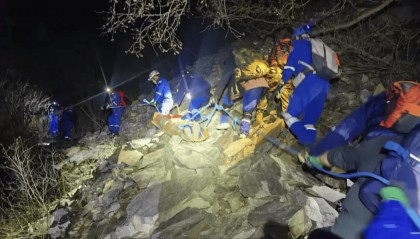 男子帶娃登山突然倒地去世，8歲孩子：以為爸爸只是睡著了……