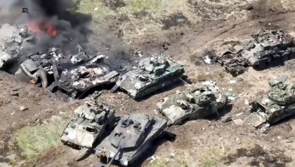 庫(kù)爾斯克“死亡公路”！全殲美械裝甲分隊(duì)，2.65萬(wàn)烏軍被滅俄全線突破