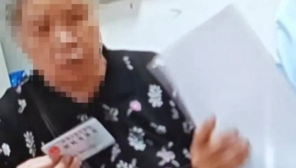 84歲老太被大女兒帶出養(yǎng)老院，取光40萬存款！小女兒：養(yǎng)老院應(yīng)擔責